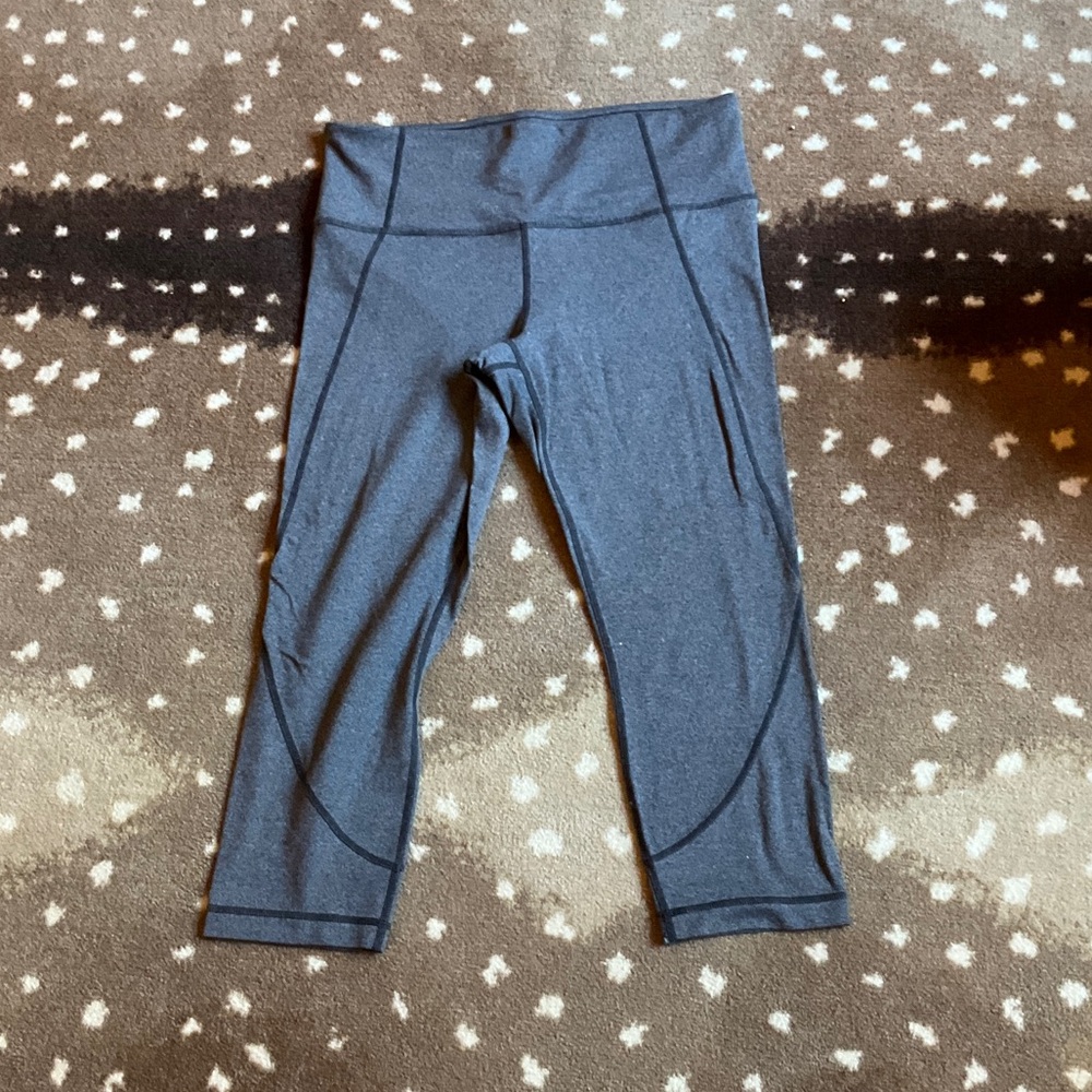 Women Athletic Capri Leggings - Dark Gray